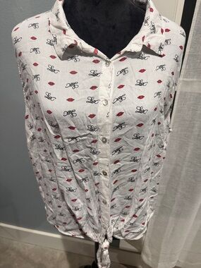 Red Lips White Button-Front Tie-Hem Shirt with Black Script Motif Lightweight